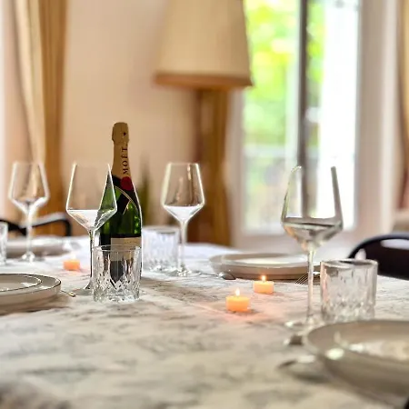 Charming French Style With Eiffel Tower View Prime Location Near Attractions Appartamento