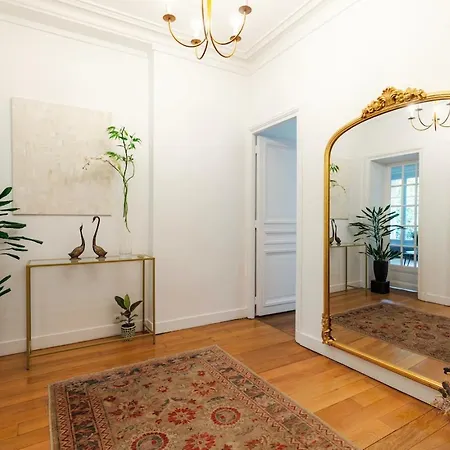Charming French Style With Eiffel Tower View Prime Location Near Attractions Appartamento