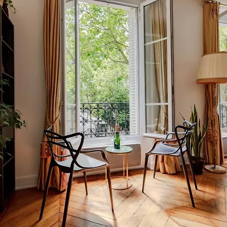 Charming French Style With Eiffel Tower View Prime Location Near Attractions Appartamento